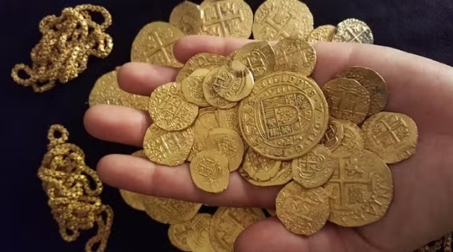 Đào hồ bơi ở vườn, người đàn ông phát hiện kho báu vàng trị giá 21 tỷ đồng: Chính quyền lập tức vào cuộc- Ảnh 2.