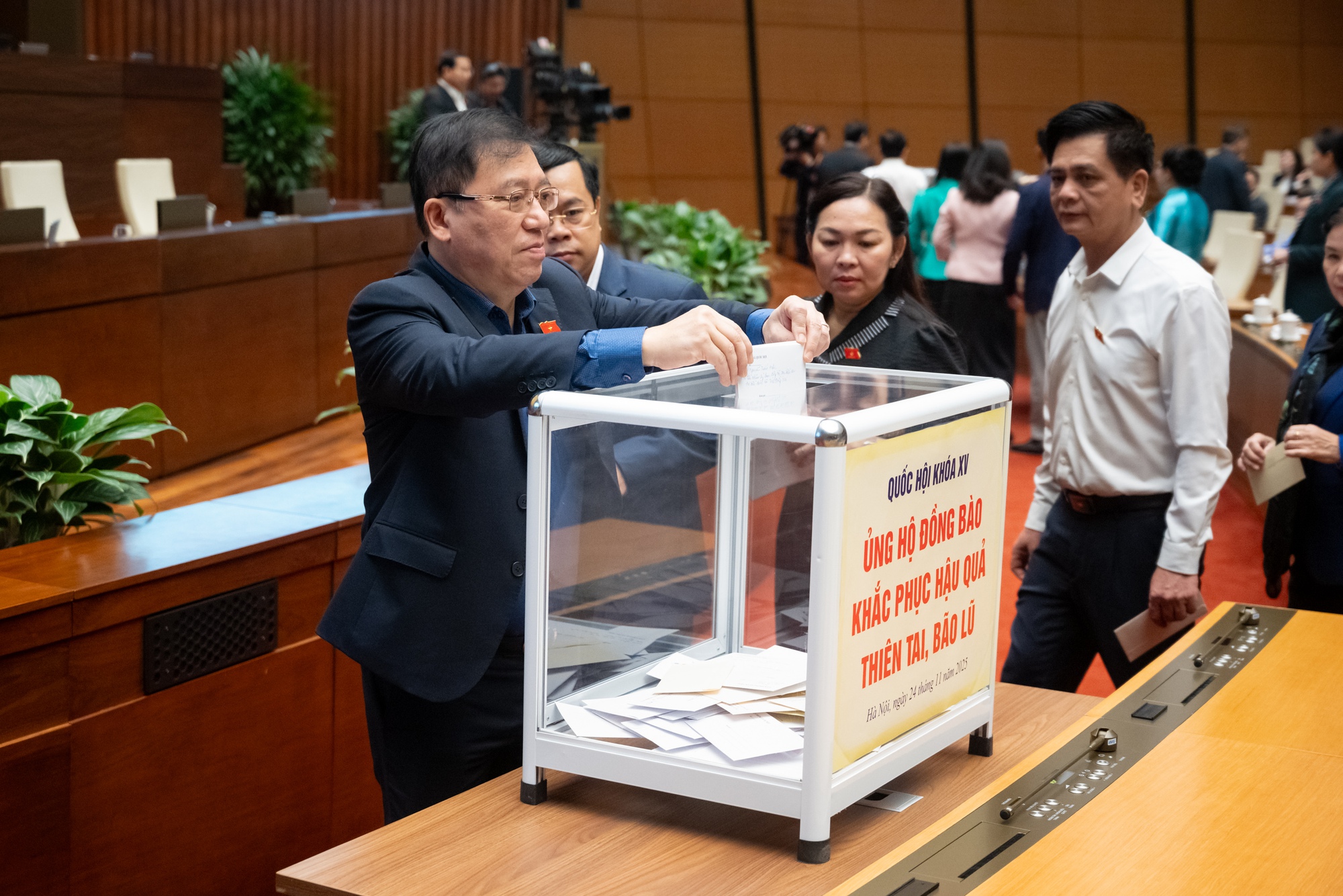 Quốc hội tưởng niệm những người tử vong do thiên tai- Ảnh 2. Quốc hội tưởng niệm những người tử vong do thiên tai- Ảnh 2.