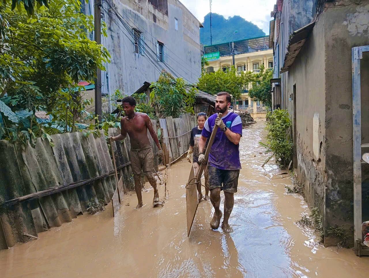 Khách Tây Khách Tây