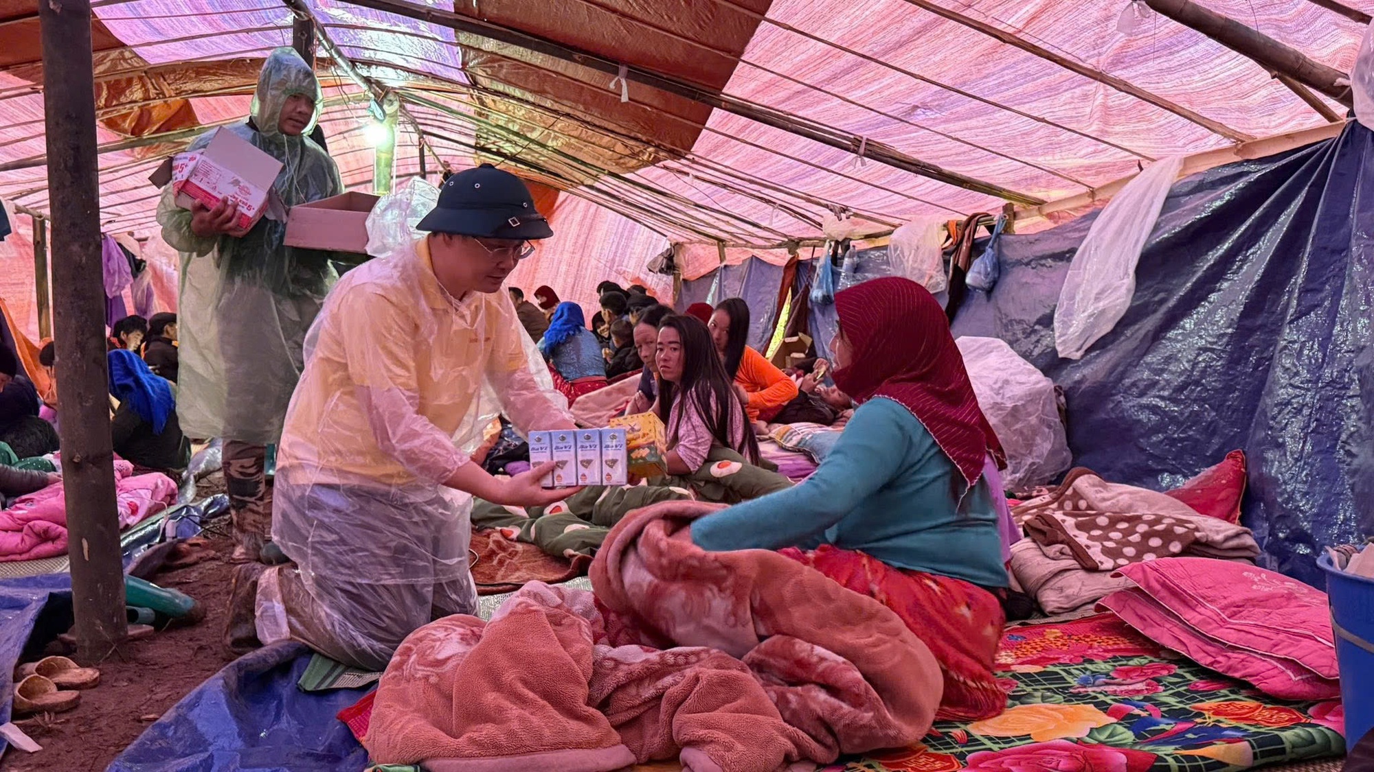 Vingroup hỗ trợ thêm 500 tỷ đồng cứu trợ miền Trung, nâng tổng đóng góp lên 1.000 tỷ đồng sau 2 tháng- Ảnh 1. Vingroup hỗ trợ thêm 500 tỷ đồng cứu trợ miền Trung, nâng tổng đóng góp lên 1.000 tỷ đồng sau 2 tháng- Ảnh 1.