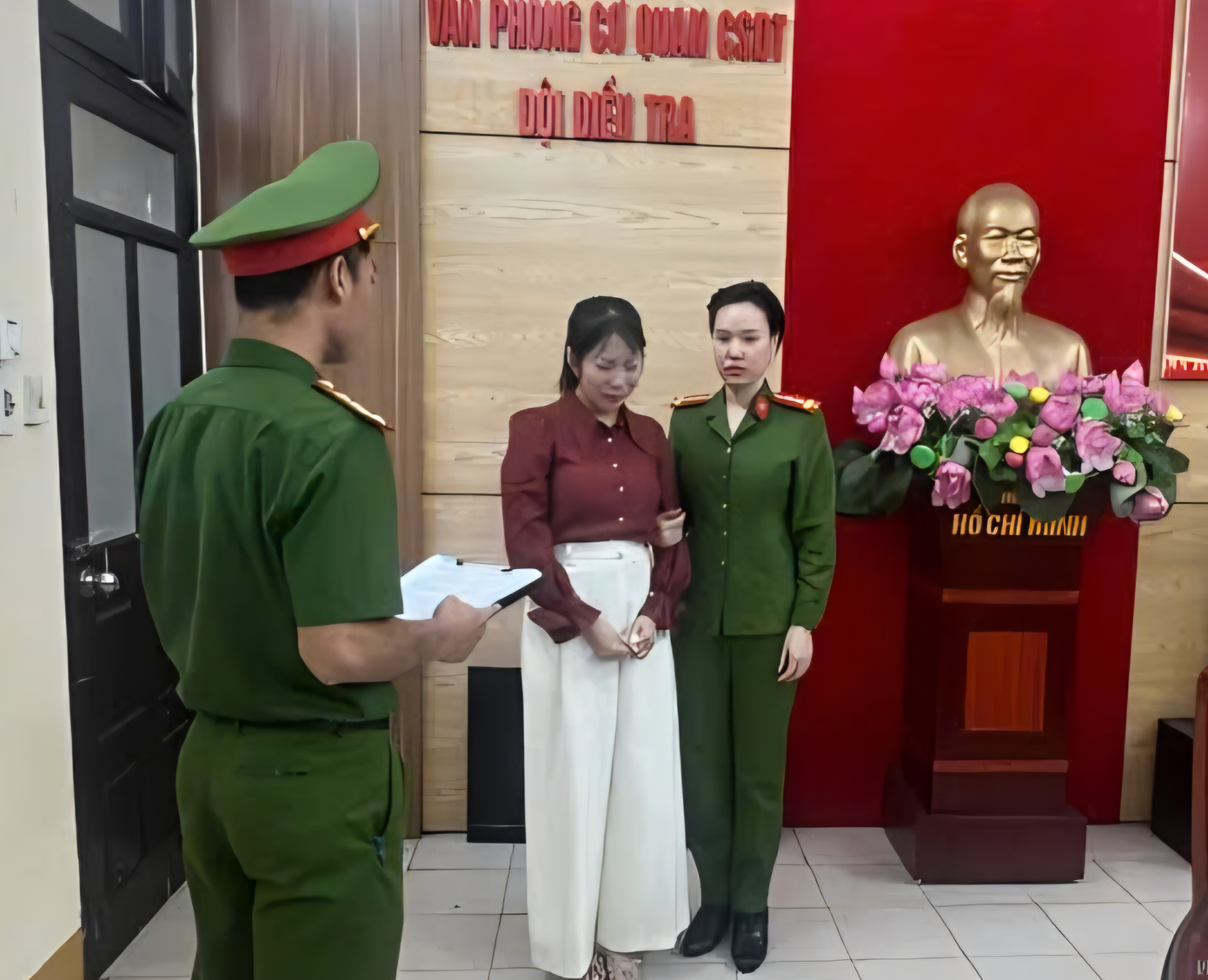 Nguyên phó giám đốc phòng giao dịch lừa đảo gần 1 tỷ đồng- Ảnh 1.