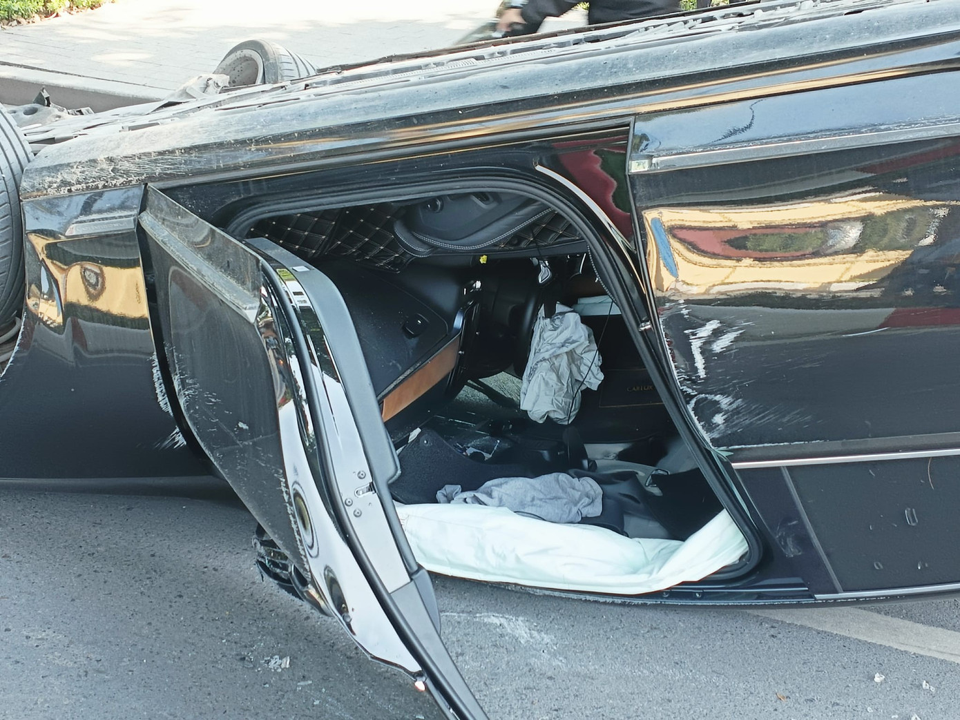 Hà Nội: Ô tô lật ngửa trên đường Hoàng Diệu sau khi đâm dải phân cách- Ảnh 3.