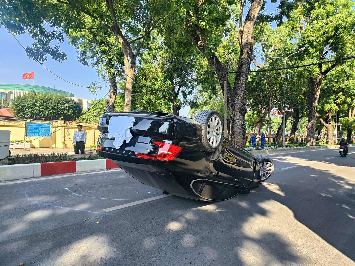 Hà Nội: Ô tô lật ngửa trên đường Hoàng Diệu sau khi đâm dải phân cách- Ảnh 1.