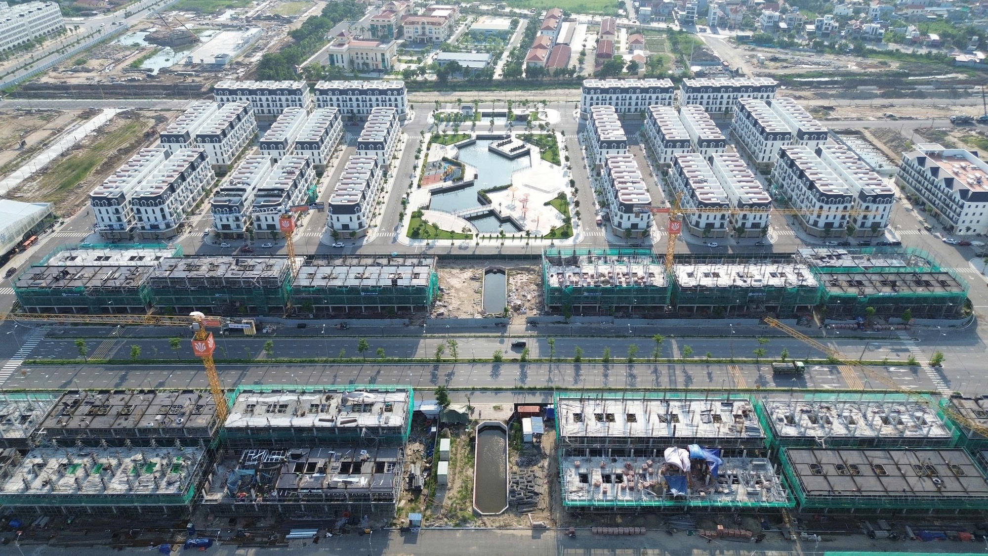 Thị giá giảm 25% so với đỉnh, CRV Group của Doanh nhân Đỗ Hữu Hạ chốt quyền chào bán 16,8 triệu cổ phiếu- Ảnh 2.