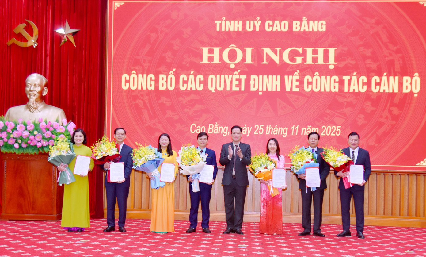 Tỉnh ủy Cao Bằng trao quyết định về công tác cán bộ- Ảnh 1.