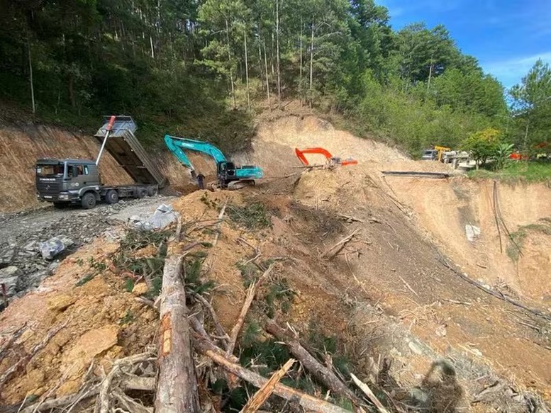 Nổ mìn phá đất đá sạt lở, sớm thông đường lên Đà Lạt- Ảnh 2.