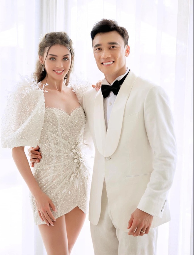 Cuộc sống hôn nhân của thủ môn Bùi Tiến Dũng và vợ mẫu tây- Ảnh 1.