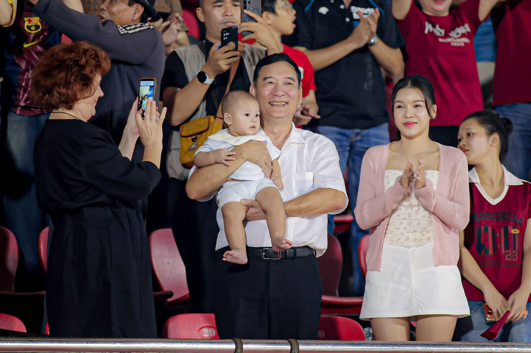 Mê mẩn ngắm visual Yến Xuân - vợ Lâm Tây, mẹ 1 con vóc dáng vẫn sexy bất bại, xinh đẹp bất chấp Mê mẩn ngắm visual Yến Xuân - vợ Lâm Tây, mẹ 1 con vóc dáng vẫn sexy bất bại, xinh đẹp bất chấp