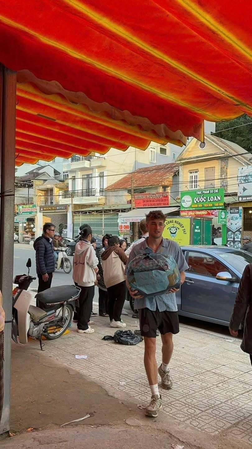 Khách Tây Khách Tây