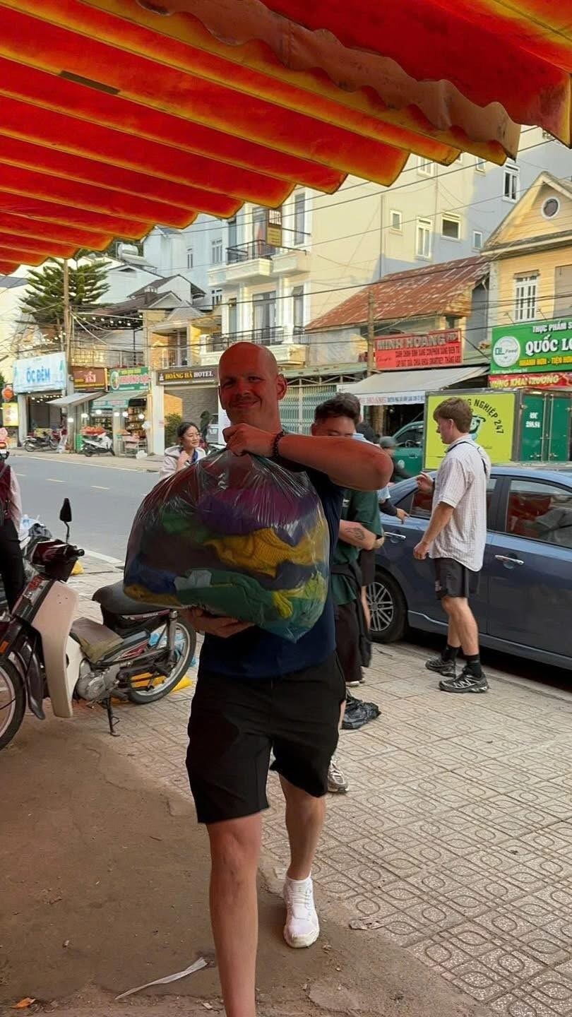 Khách Tây Khách Tây