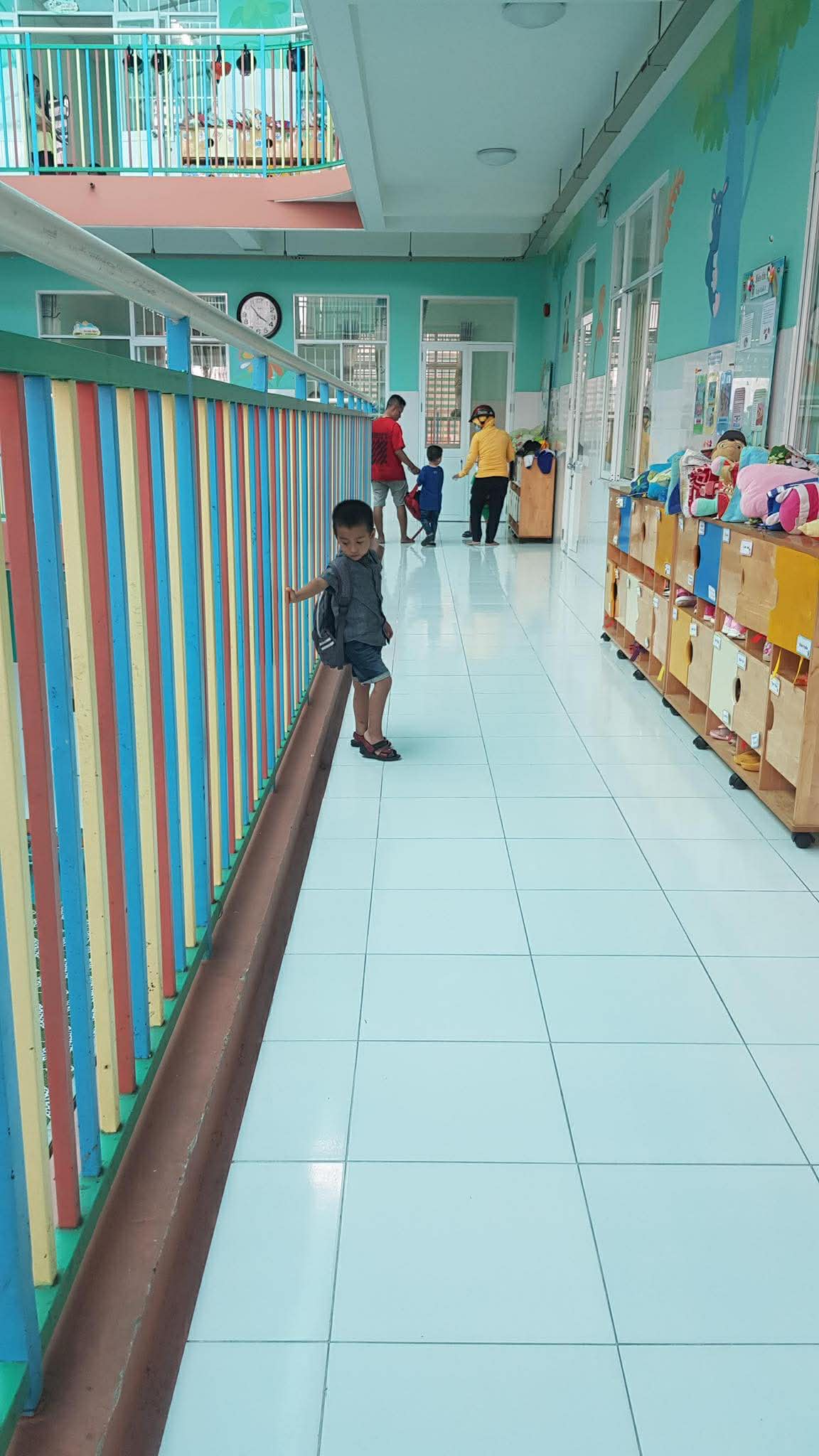 Cho con học mầm non trường công - trường tư đủ cả, bà mẹ TP.HCM đúc kết 2 CHỮ quan trọng sau hai hành trình trái ngược- Ảnh 2.