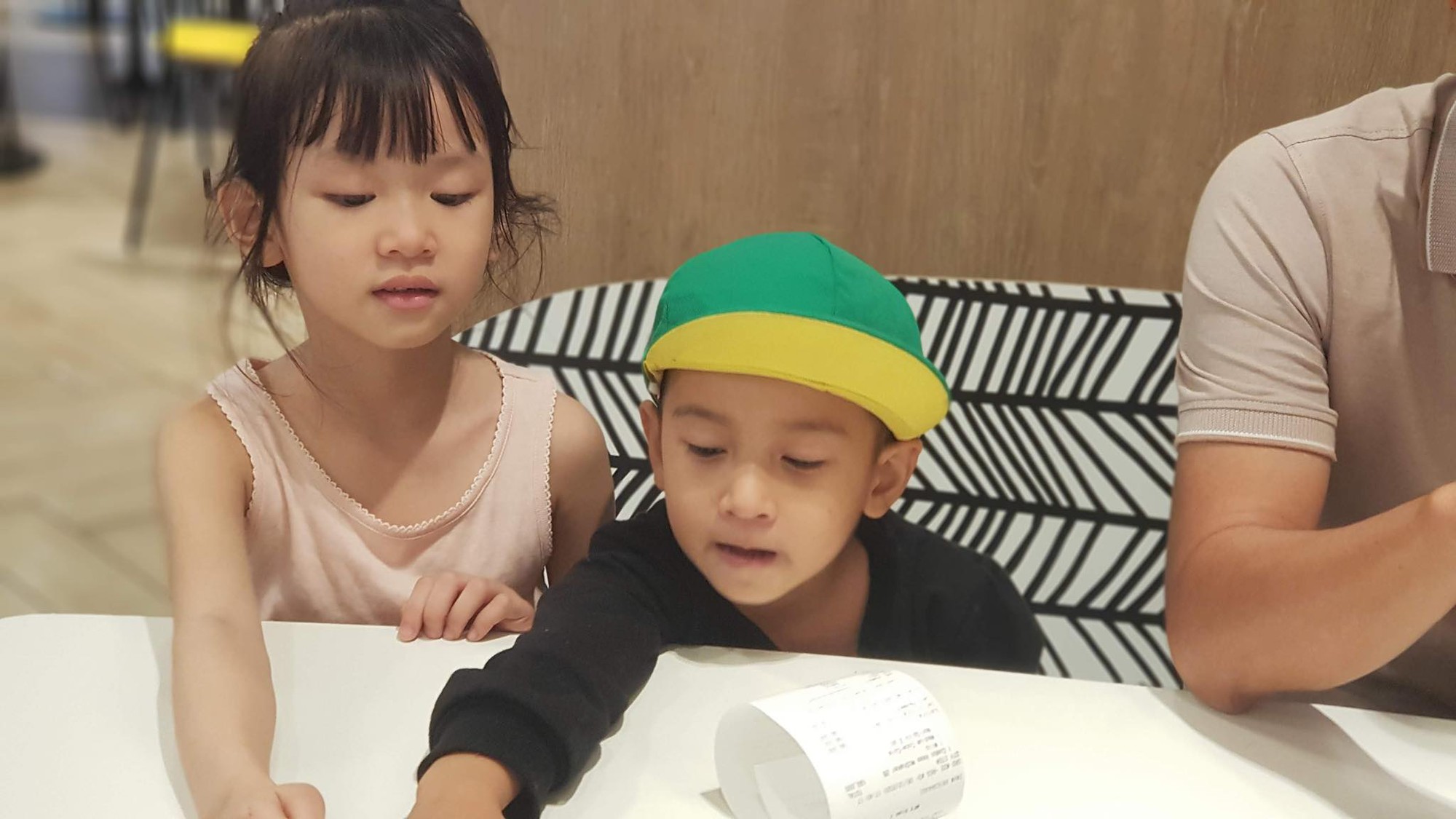 Cho con học mầm non trường công - trường tư đủ cả, bà mẹ TP.HCM đúc kết 2 CHỮ quan trọng sau hai hành trình trái ngược- Ảnh 1.