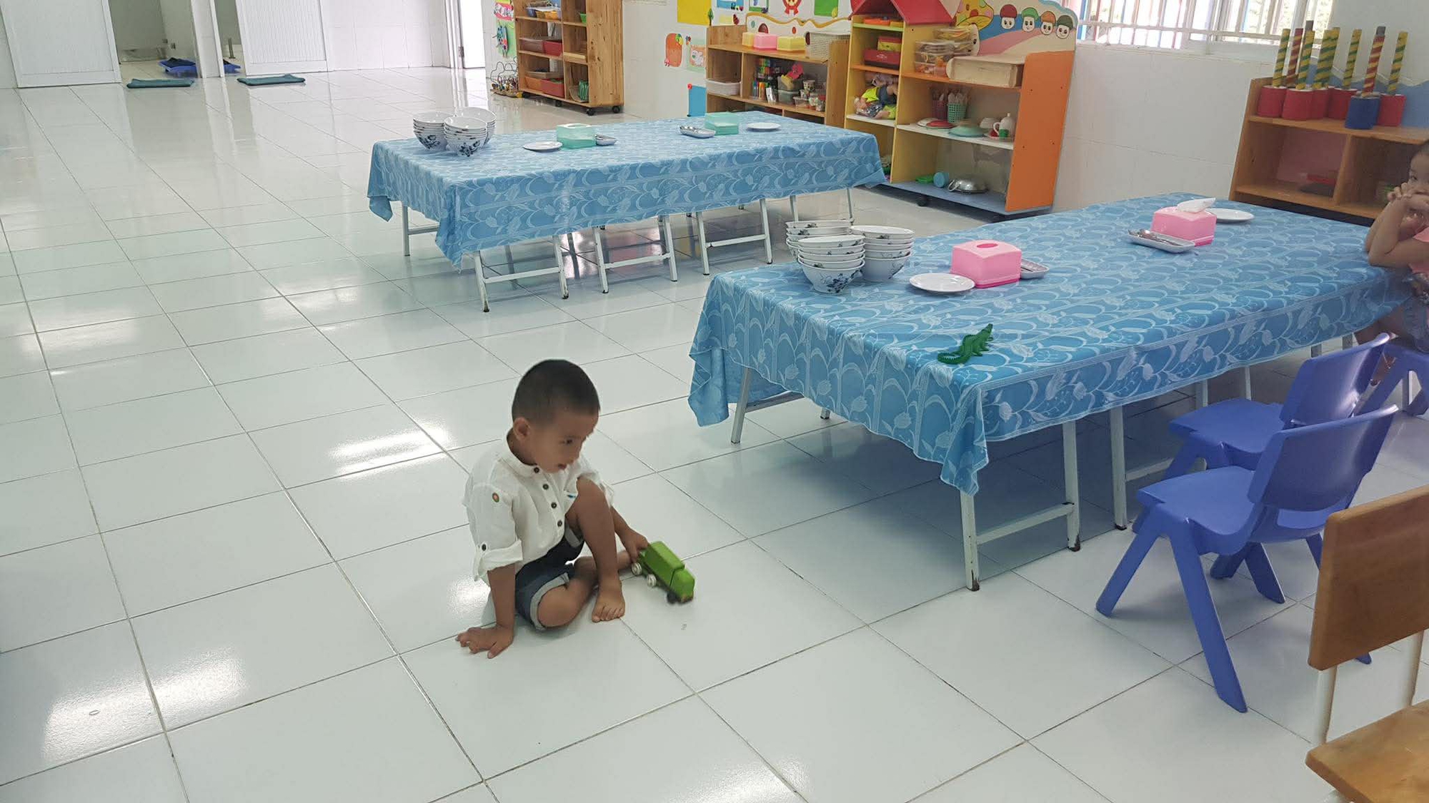 Cho con học mầm non trường công - trường tư đủ cả, bà mẹ TP.HCM đúc kết 2 CHỮ quan trọng sau hai hành trình trái ngược- Ảnh 4.