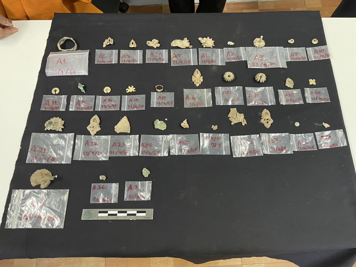 Chuẩn bị hệ thống thoát nước, các công nhân bất ngờ phát hiện kho báu bí ẩn nằm dưới bức tượng Phật 1.300 năm tuổi- Ảnh 3.