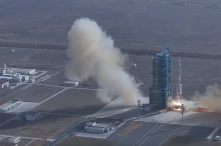 Trung Quốc phóng tàu thay thế lên Thiên Cung giải cứu 3 phi hành gia mắc kẹt- Ảnh 1.