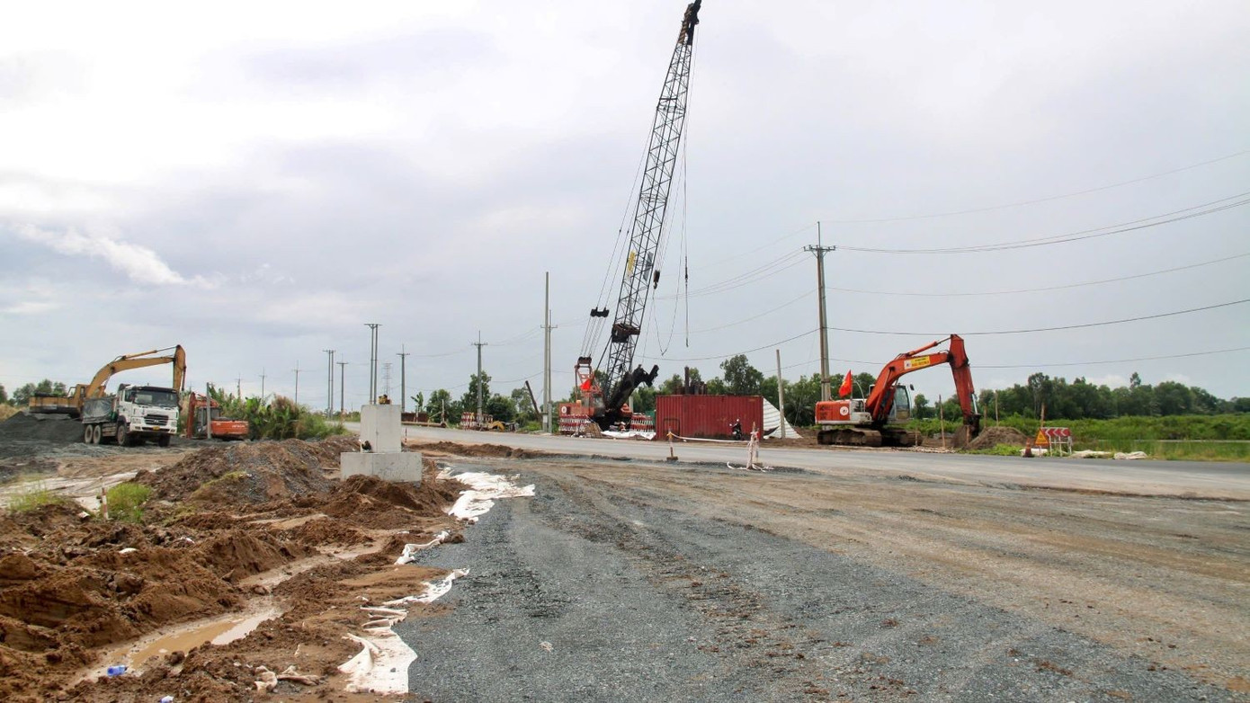Phấn đấu giữa tháng 12 này bàn giao toàn bộ mặt bằng cao tốc Cà Mau - Đất Mũi- Ảnh 1.