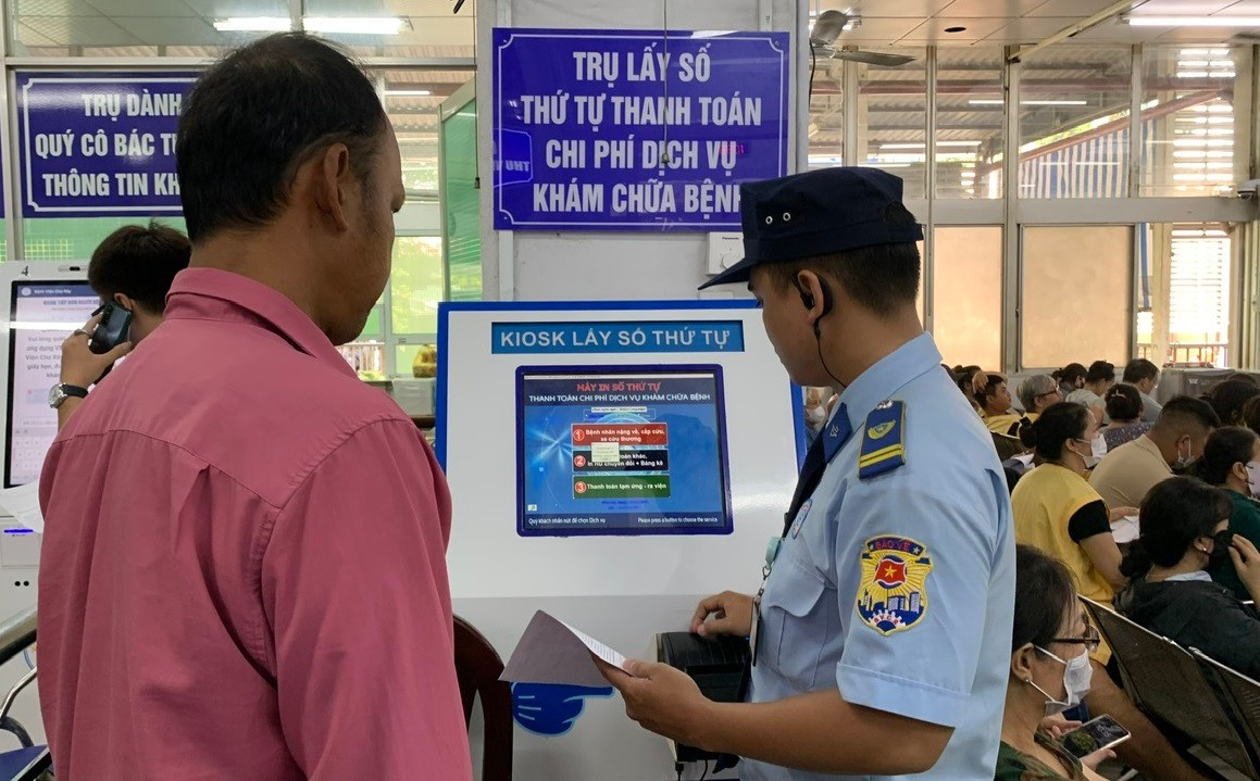 Bệnh viện số hóa: Người bệnh lớn tuổi 'bỡ ngỡ', lãnh đạo nói thẳng 'còn nhiều điểm nghẽn'- Ảnh 1.