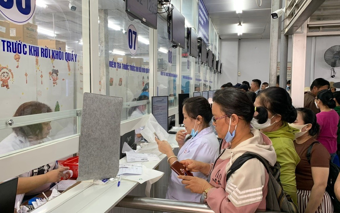 Bệnh viện số hóa: Người bệnh lớn tuổi 'bỡ ngỡ', lãnh đạo nói thẳng 'còn nhiều điểm nghẽn'- Ảnh 2.