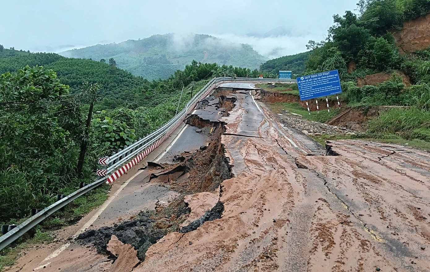 Đứt gãy giao thông sau lũ: Lập phương án khẩn cấp, đề xuất thi công theo lệnh đặc biệt- Ảnh 2.