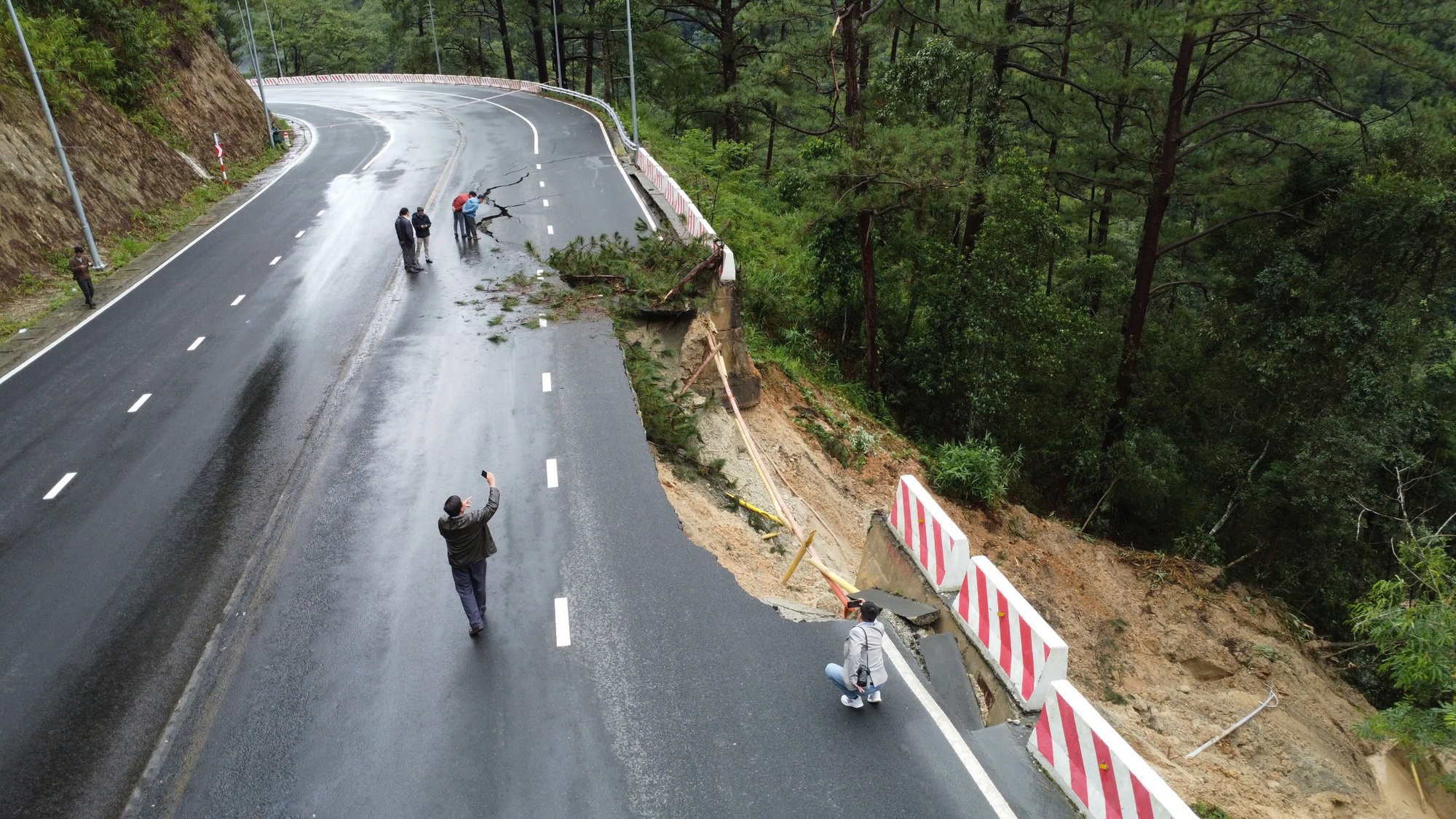 NÓNG: Đèo Prenn vừa cho lưu thông trở lại từ 13 giờ hôm nay, 25-11- Ảnh 1.