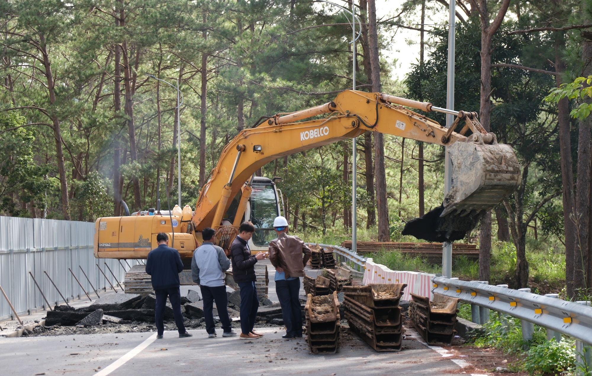 NÓNG: Đèo Prenn vừa cho lưu thông trở lại từ 13 giờ hôm nay, 25-11- Ảnh 2.