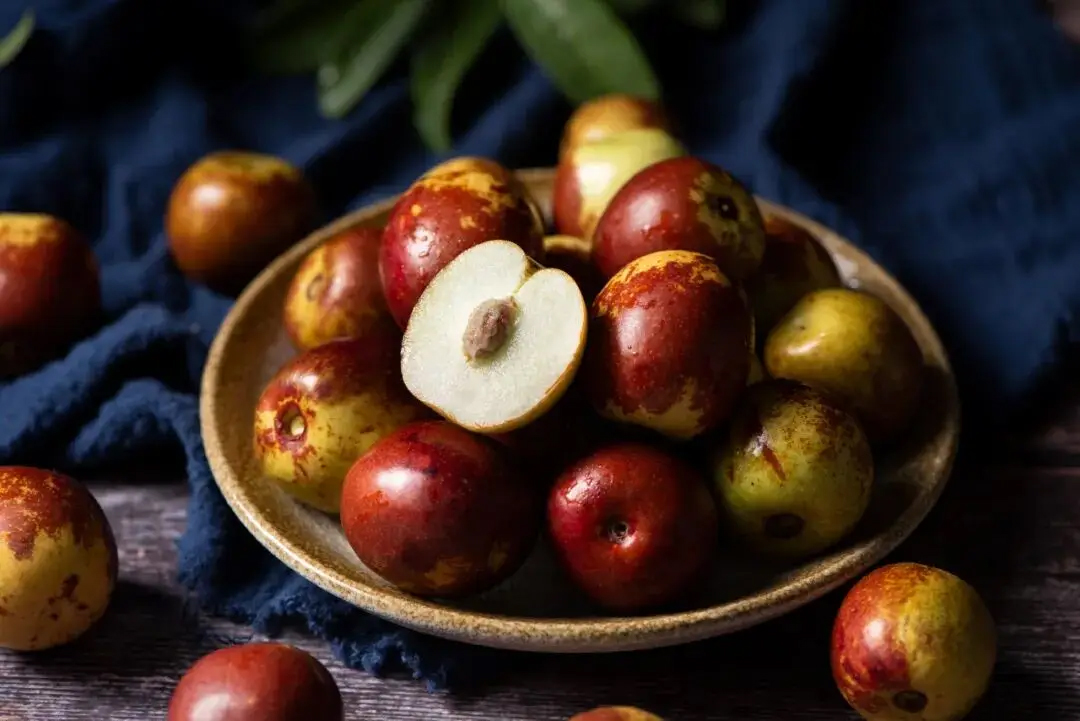 "Vua của vitamin C mùa đông" không phải cam chanh hay táo mà là loại quả này: Giàu tính chống oxy hóa lại còn giảm lo âu và ngủ siêu ngon!- Ảnh 1.