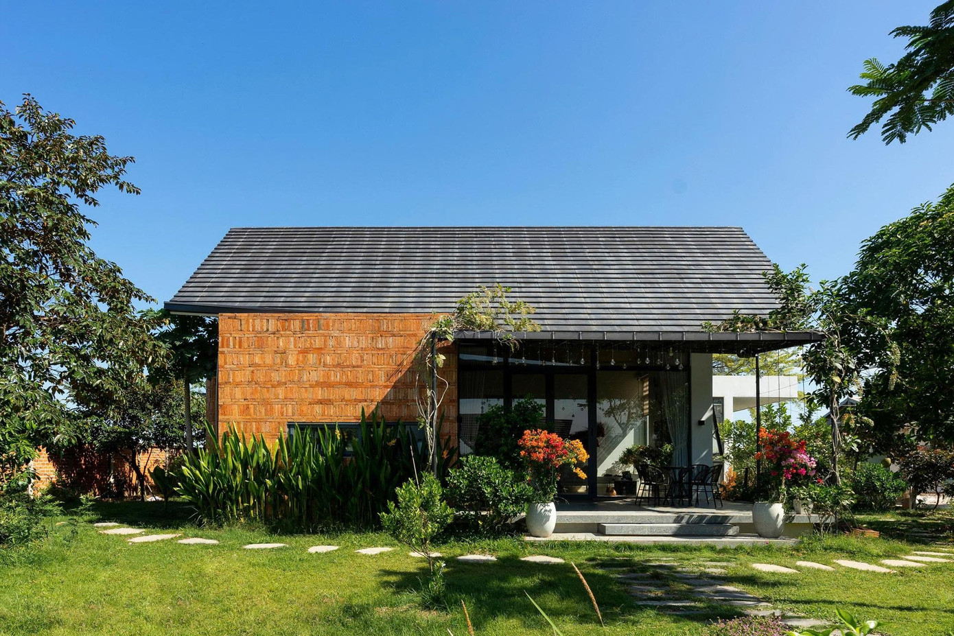 Nhà mái dốc 160m2 giữa cánh đồng lúa đẹp như tranh vẽ- Ảnh 2.