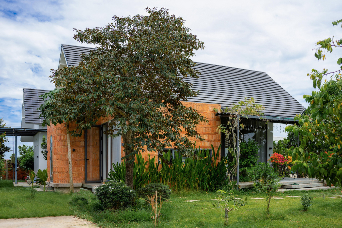 Nhà mái dốc 160m2 giữa cánh đồng lúa đẹp như tranh vẽ- Ảnh 4.