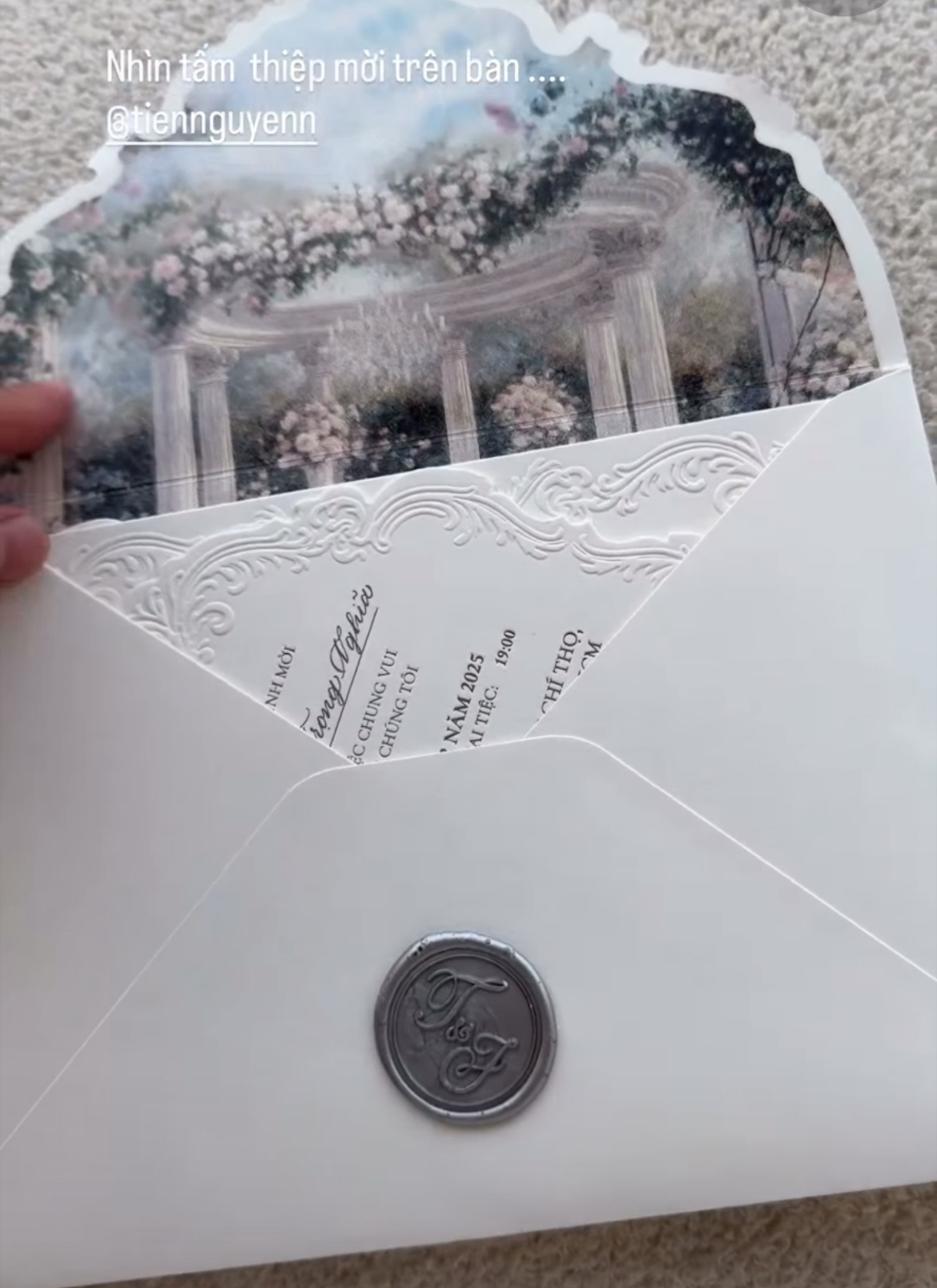 Lộ thiệp cưới tài phiệt của em chồng Hà Tăng: Địa điểm giống nhiều sao Vbiz, 1 quy định cực nghiêm ngặt- Ảnh 2. Lộ thiệp cưới tài phiệt của em chồng Hà Tăng: Địa điểm giống nhiều sao Vbiz, 1 quy định cực nghiêm ngặt- Ảnh 2.