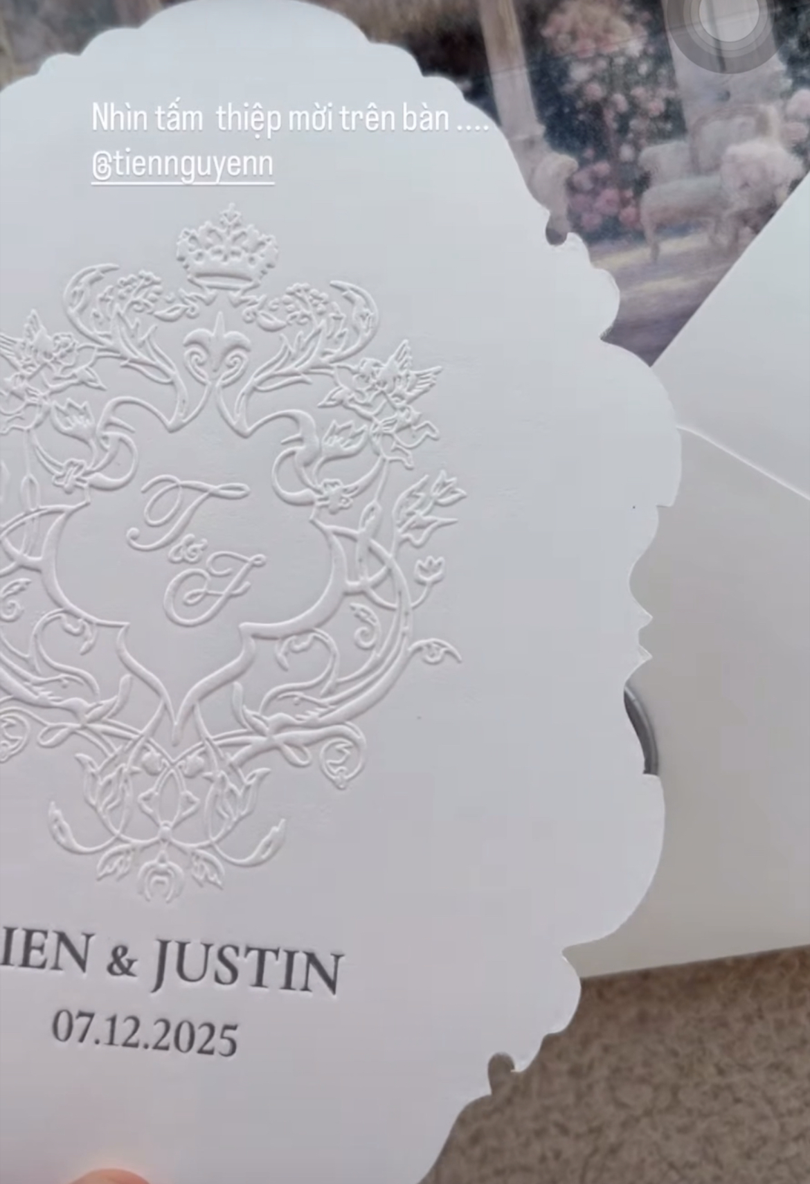 Lộ thiệp cưới tài phiệt của em chồng Hà Tăng: Địa điểm giống nhiều sao Vbiz, 1 quy định cực nghiêm ngặt- Ảnh 3. Lộ thiệp cưới tài phiệt của em chồng Hà Tăng: Địa điểm giống nhiều sao Vbiz, 1 quy định cực nghiêm ngặt- Ảnh 3.