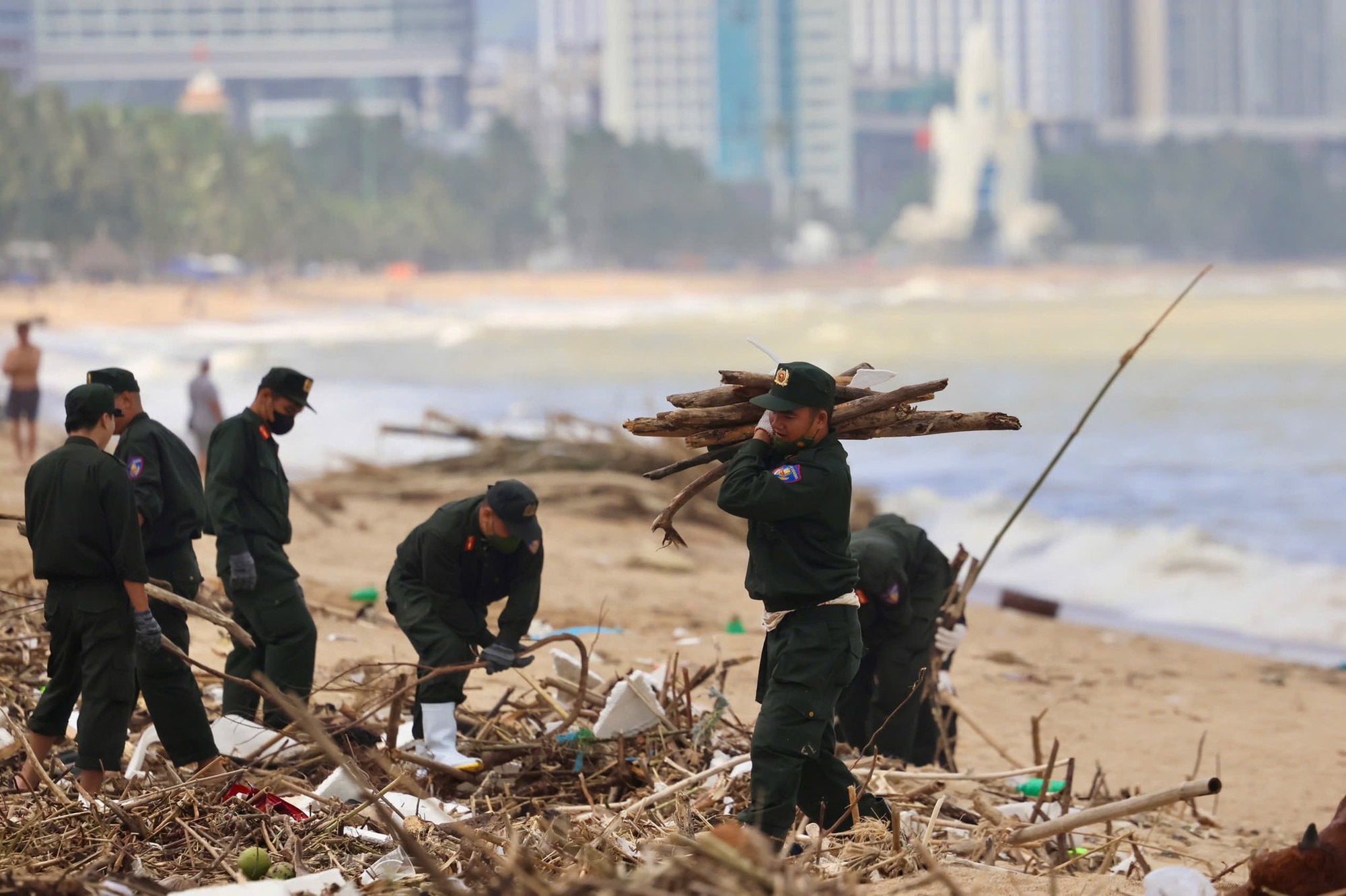 Mưa lũ lịch sử làm 91 người tử vong, biển Đông lại đón cơn bão mới hướng thẳng vào miền Trung- Ảnh 1.