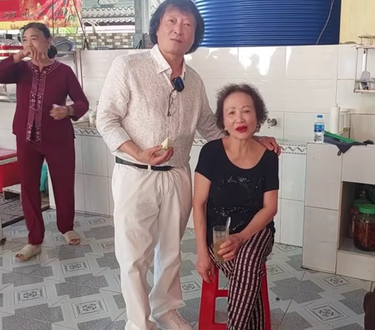 Em trai NSND Minh Vương về nước gặp anh, nói cuộc sống ở nước ngoài- Ảnh 2.