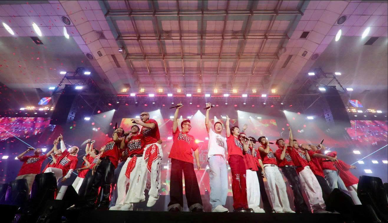 Đêm nhạc “Tôi! Người Việt Nam” & 5,3 tỷ đồng chuyển tới đồng bào bão lũ- Ảnh 2. Đêm nhạc “Tôi! Người Việt Nam” & 5,3 tỷ đồng chuyển tới đồng bào bão lũ- Ảnh 2.