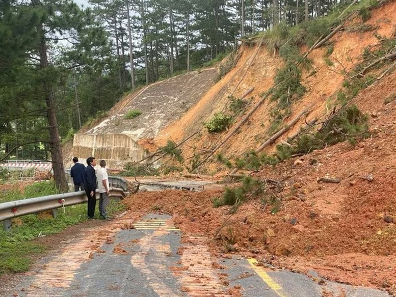 Nổ mìn phá đất đá sạt lở, sớm thông đường lên Đà Lạt- Ảnh 1.