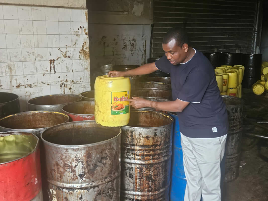 Đột kích một cơ sở, công an triệt phá đường dây sản xuất dầu ăn giả hết hạn, tịch thu nhiều can 20 lít, thùng phuy và bao bì đóng gói tại Kenya- Ảnh 1.