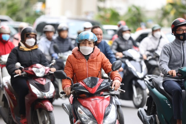 Miền Bắc rét khô, miền Trung hửng nắng trước khi bão ảnh hưởng- Ảnh 1.