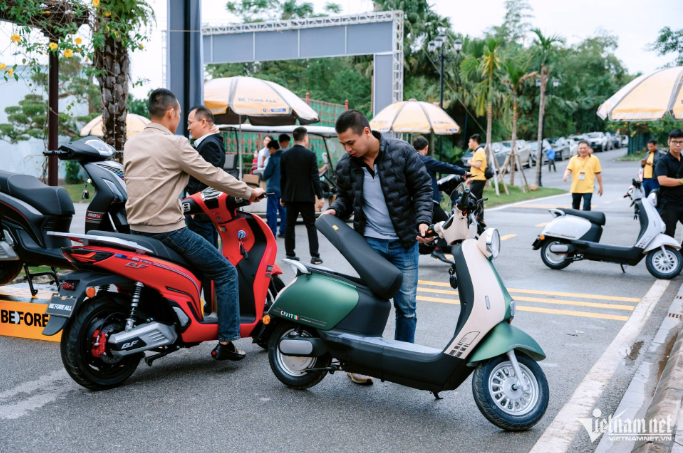 Người Hà Nội cần điều kiện gì để được nhận 5 triệu khi đổi sang xe máy điện?- Ảnh 1.