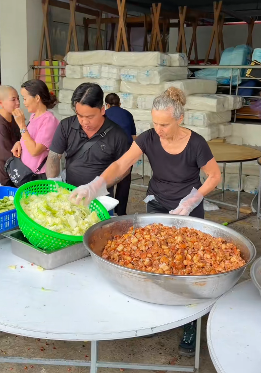 Khách Tây Khách Tây