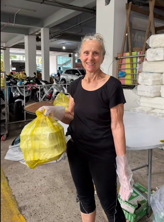 Khách Tây Khách Tây