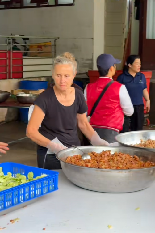 Khách Tây Khách Tây