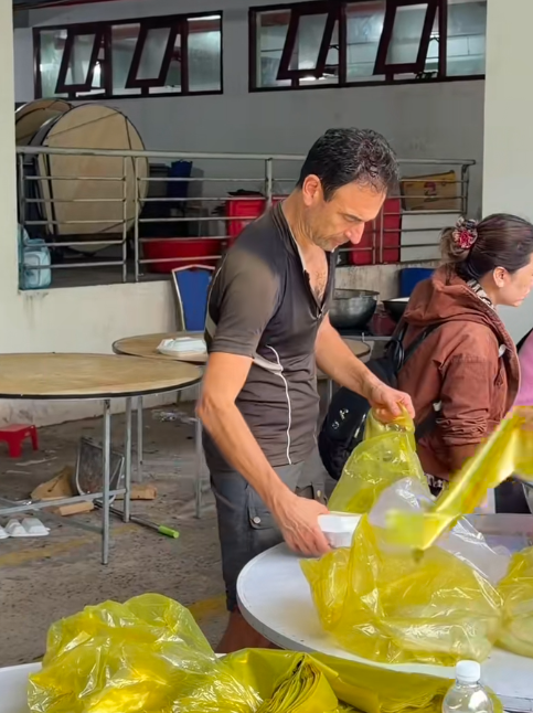 Khách Tây Khách Tây