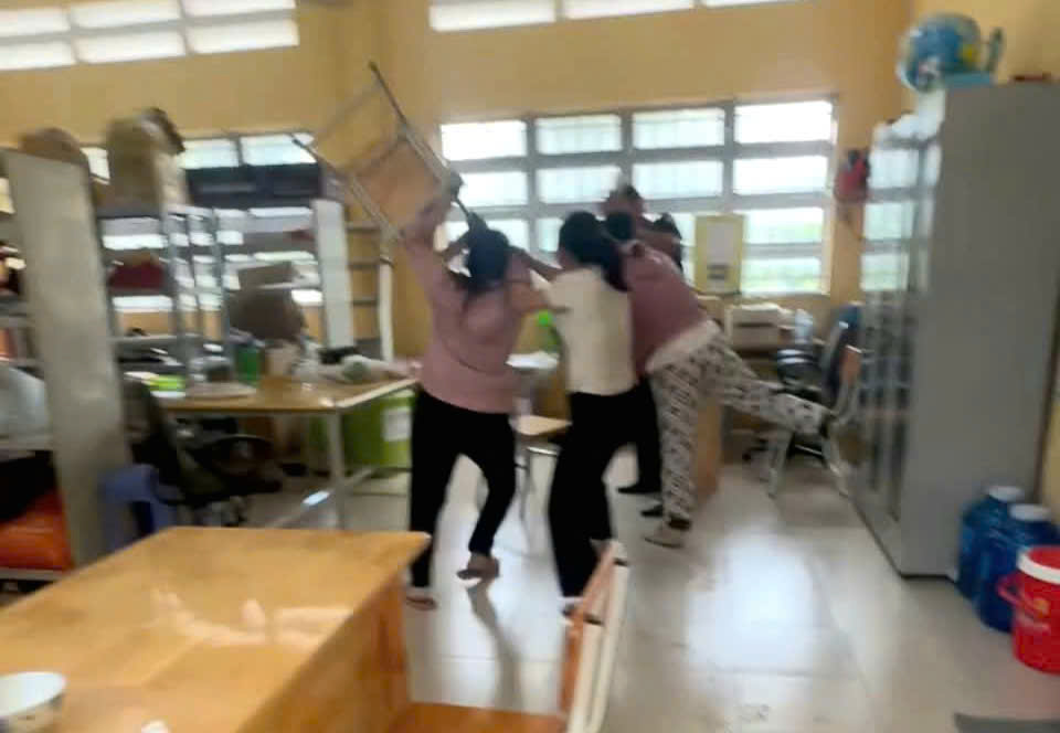 Diễn biến mới vụ thầy giáo nhắn tin “thân mật” với nữ sinh, phụ huynh vào trường gây rối ở Tây Ninh- Ảnh 1.