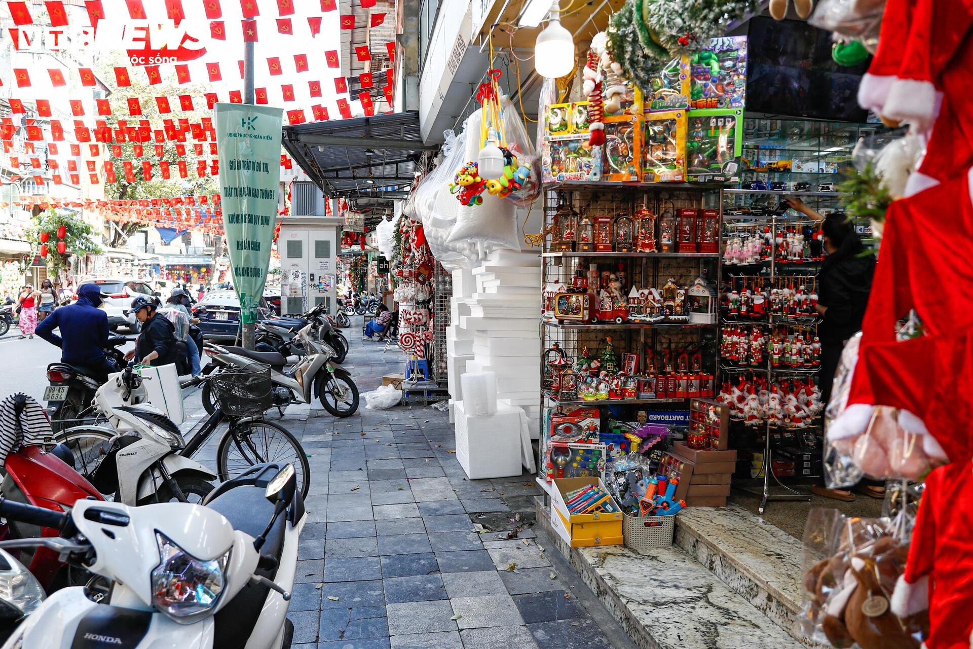 Phố trung tâm Hà Nội ‘lột xác’ sau ngày ra quân dỡ mái che, dọn dẹp vỉa hè- Ảnh 8.