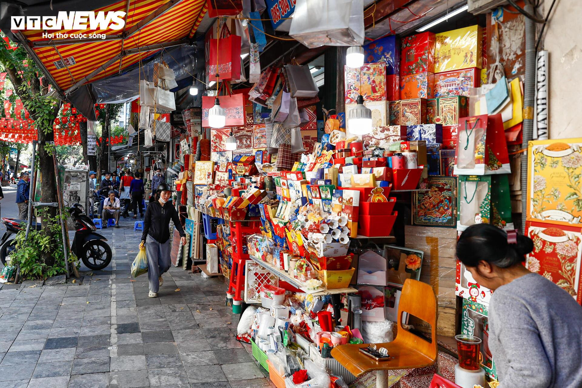 Phố trung tâm Hà Nội ‘lột xác’ sau ngày ra quân dỡ mái che, dọn dẹp vỉa hè- Ảnh 10.