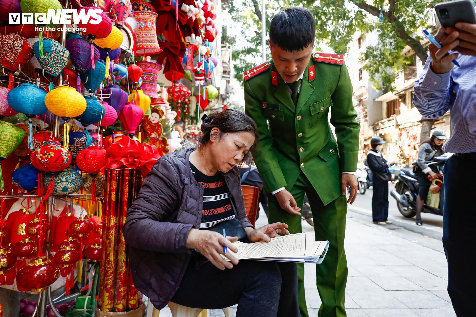 Phố trung tâm Hà Nội ‘lột xác’ sau ngày ra quân dỡ mái che, dọn dẹp vỉa hè- Ảnh 11.