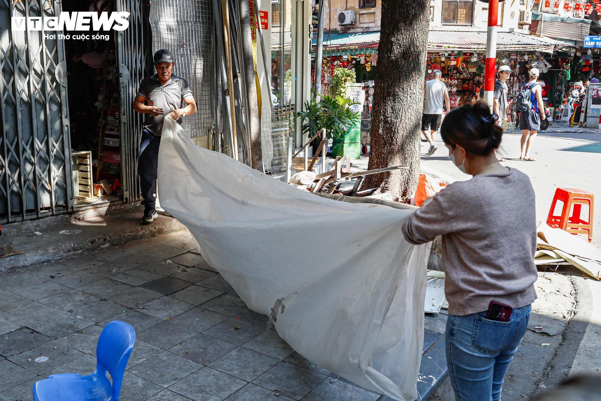 Phố trung tâm Hà Nội ‘lột xác’ sau ngày ra quân dỡ mái che, dọn dẹp vỉa hè- Ảnh 15.