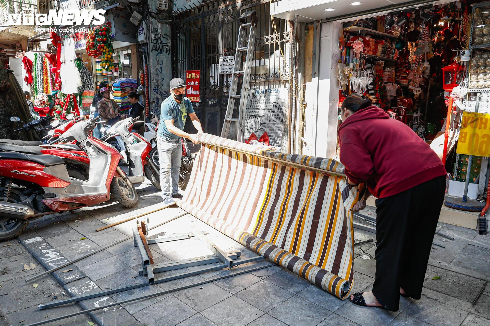 Phố trung tâm Hà Nội ‘lột xác’ sau ngày ra quân dỡ mái che, dọn dẹp vỉa hè- Ảnh 6.