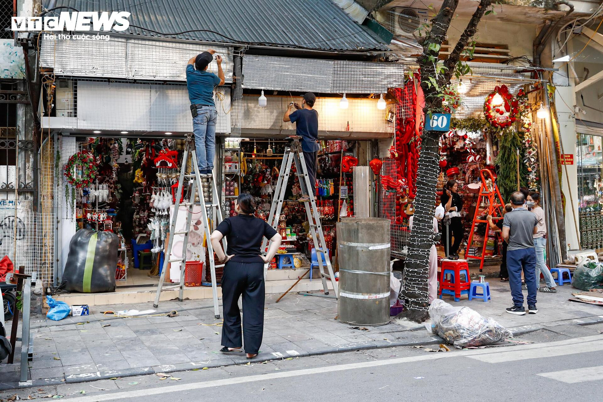 Phố trung tâm Hà Nội ‘lột xác’ sau ngày ra quân dỡ mái che, dọn dẹp vỉa hè- Ảnh 3.