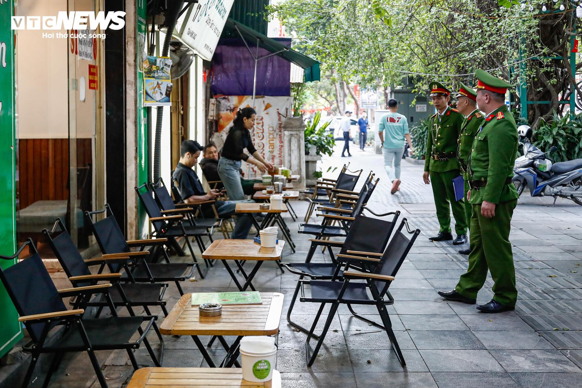 Phố trung tâm Hà Nội ‘lột xác’ sau ngày ra quân dỡ mái che, dọn dẹp vỉa hè- Ảnh 18.