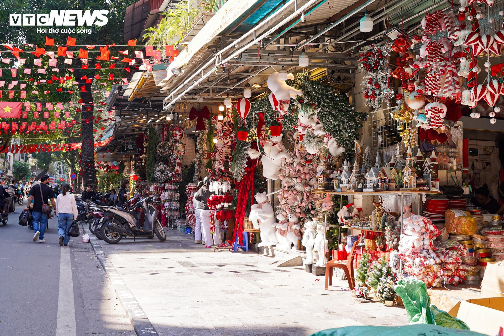 Phố trung tâm Hà Nội ‘lột xác’ sau ngày ra quân dỡ mái che, dọn dẹp vỉa hè- Ảnh 1.
